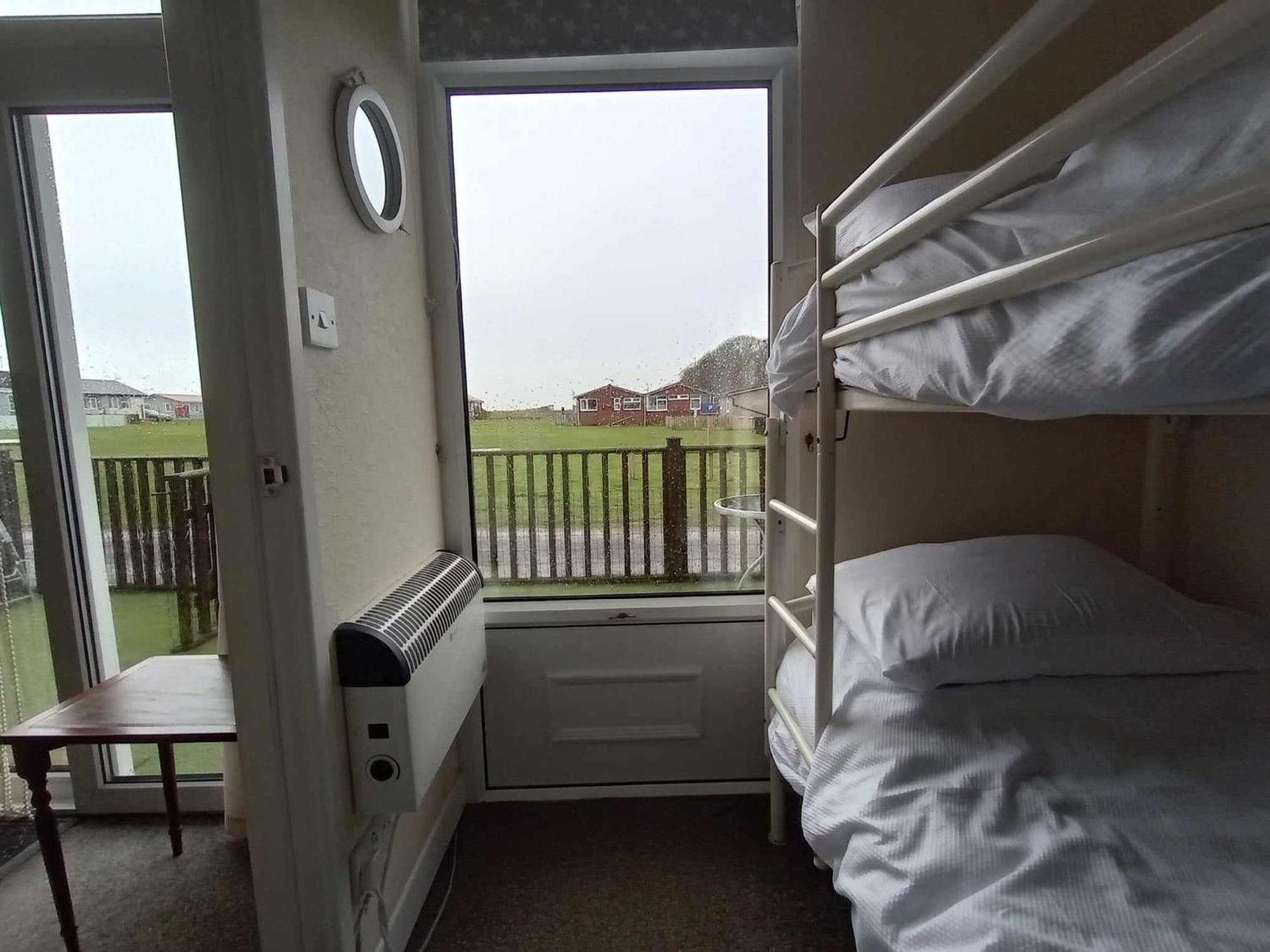 Yeolde Woodern Seashak: Country Views & Pet-friendly Coastal Retreat Bridlington